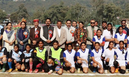 हिमाचल प्रदेश यूनिवर्सिटी में फुटबॉल प्रतियोगिता (महिला) का आयोजन, विधायक चंद्रशेखर ने किया शुभारंभ