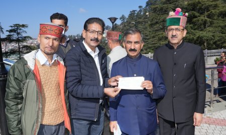 ब्लॉक कांग्रेस अध्यक्ष ने आपदा राहत कोष में चेक किया भेट 