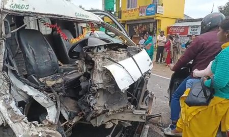 टैंपो-स्कूल बस में टक्कर, टैंपो चालक घायल