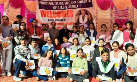 कृषि मंत्री ने ज्वाली स्कूल में 213 मेधावी बच्चों को बांटे टैब 