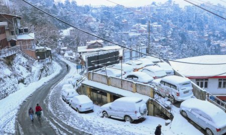 शिमला-मनाली में हिमपात होने से उमड़ी सैलानियों की भीड़