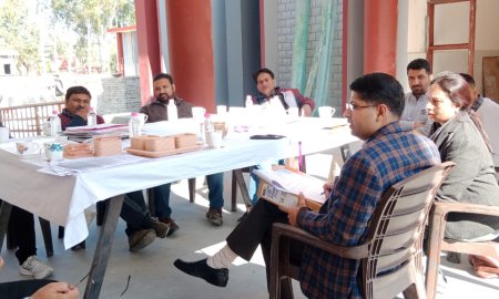 केवी सलोह के निर्माणाधीन भवन में चल रहे कार्यों की रिपोर्ट का उपायुक्त ने लिया जायजा 