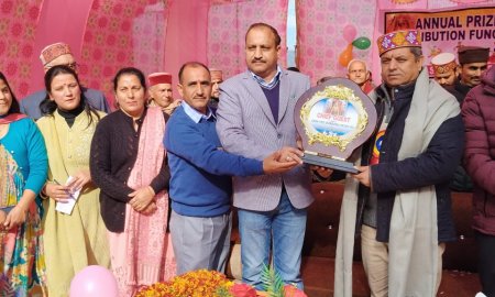 विद्यायक नीरज नैय्यर ने नवाजे सीसे स्कूल परिहार के मेधावी