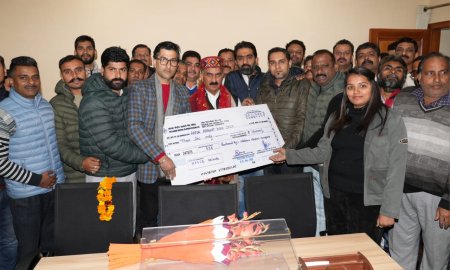 शहरी इकाई कांग्रेस के एक प्रतिनिधिमंडल ने सीएम राहत कोष में चैक किया भेंट