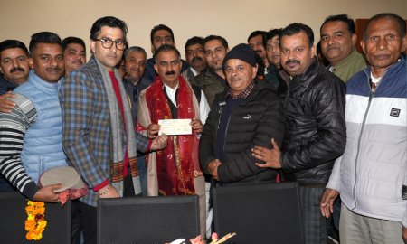 रामलीला कमेटी नादौन के पदाधिकारीयों ने सीएम राहत कोष में चैक किया भेंट