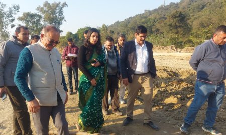 निर्माणाधीन केंद्रीय विद्यालय परिसर का दिल्ली से आए विभाग के उपायुक्त ने किया निरीक्षण 
