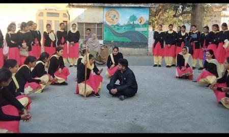 नादौन कॉलेज के छात्रों ने दहेज प्रथा के खिलाफ पेश की नुक्क्ड़ नाटी