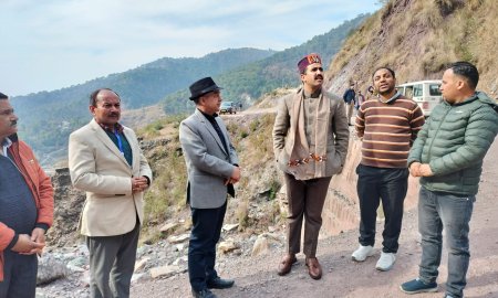 धर्मशाला के थाथरी गांव पहुंचे विक्रमादित्य सिंह, तीन सड़कों का किया निरीक्षण 