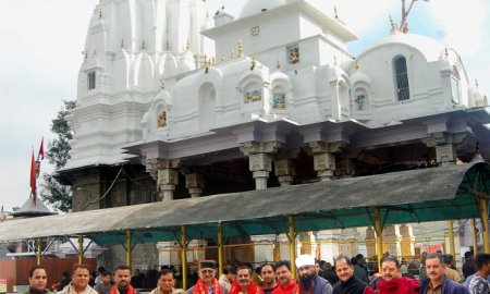 नाहन के एमएलए अजय सोलंकी ने ब्रजेश्वरी देवी मंदिर में शीश नवाया