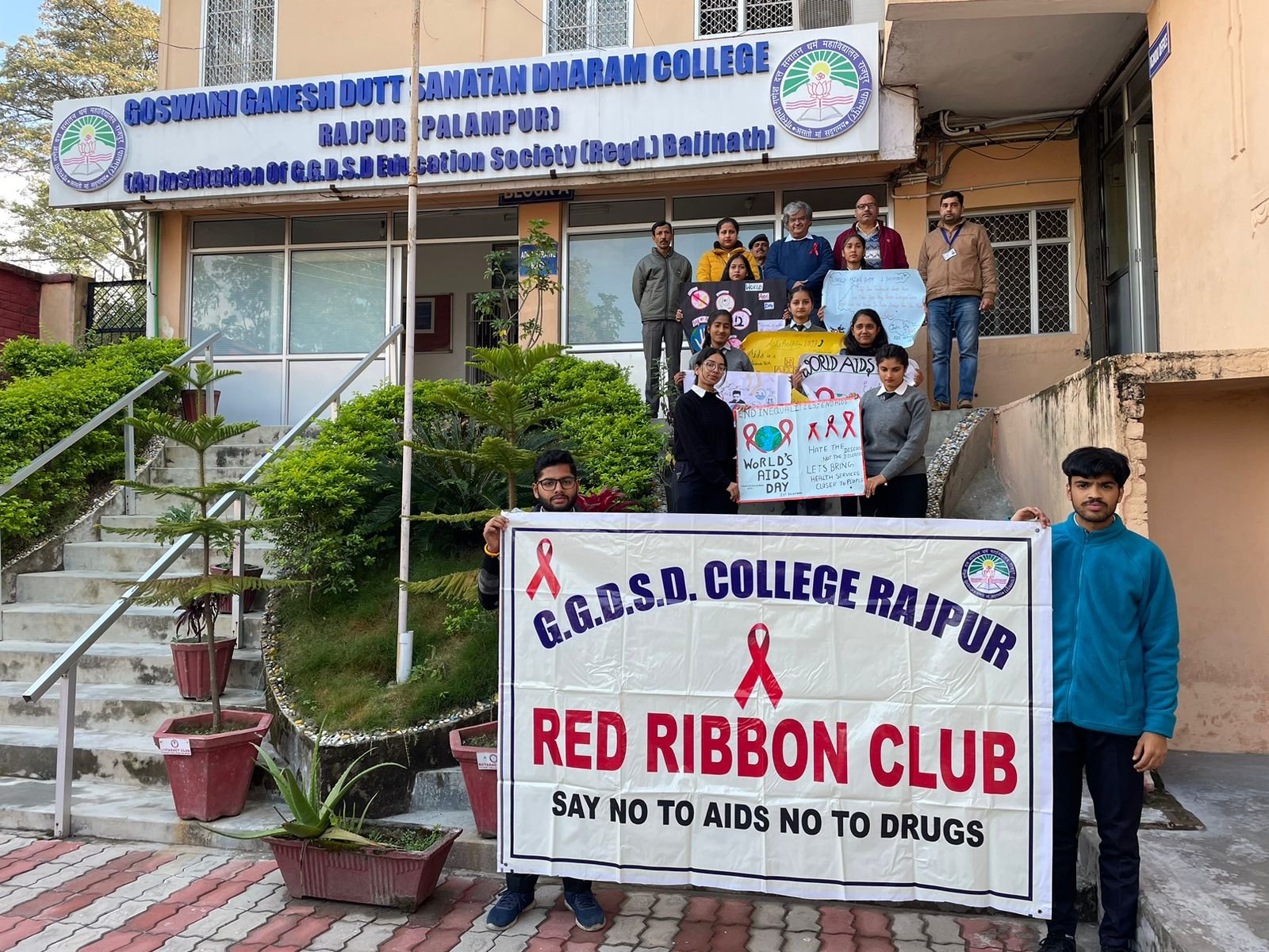 पोस्टर मेकिंग प्रतियोगिता में सजल प्रथम