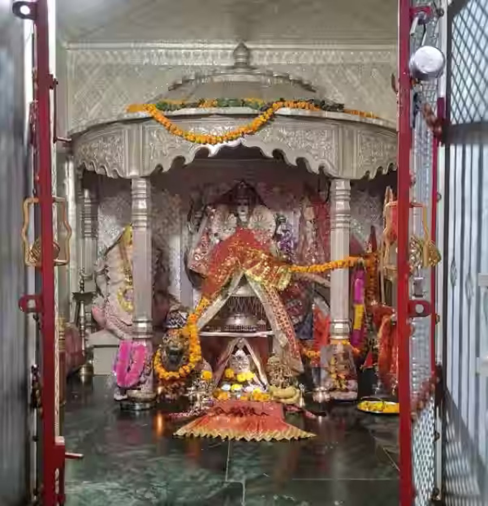 नि:संतान दम्पतियों को यहां फर्श पर सोने से मिलता है संतान सुख 