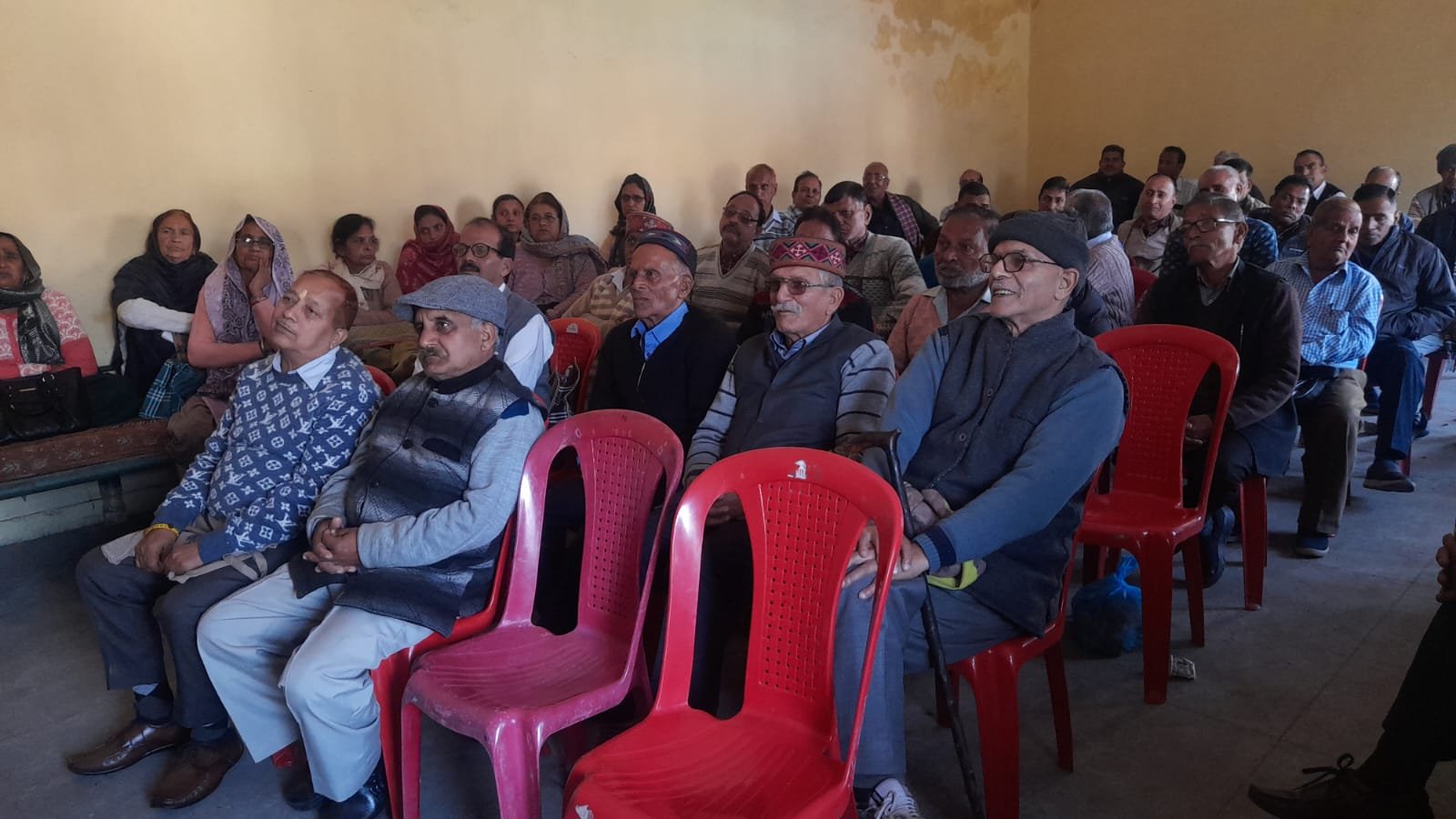 हिमाचल परिवहन सेवानिवृत कर्मचारी कल्याण मंच की मासिक बैठक कांगड़ा बस स्टैंड में हुई संपन्न