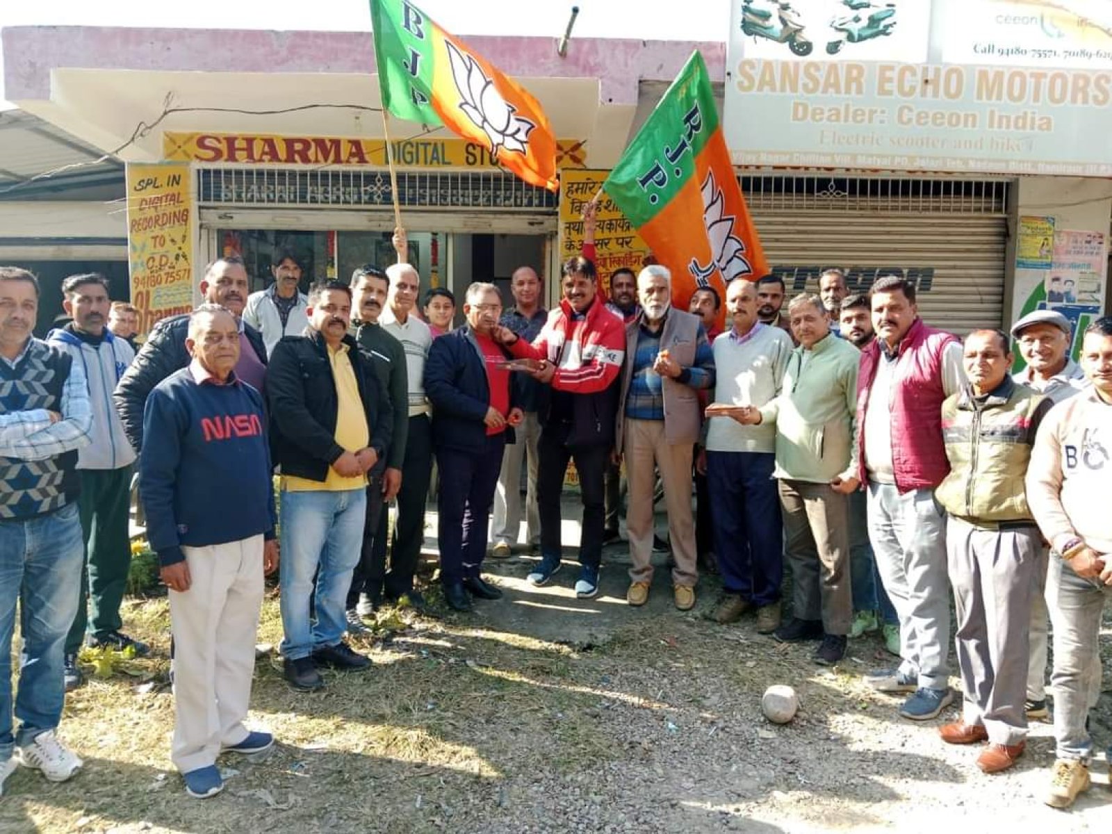 भाजपा को तीन राज्यों मिली जीत के उपलक्ष में भाजपा कार्यकर्ताओं ने मनाया जश्न