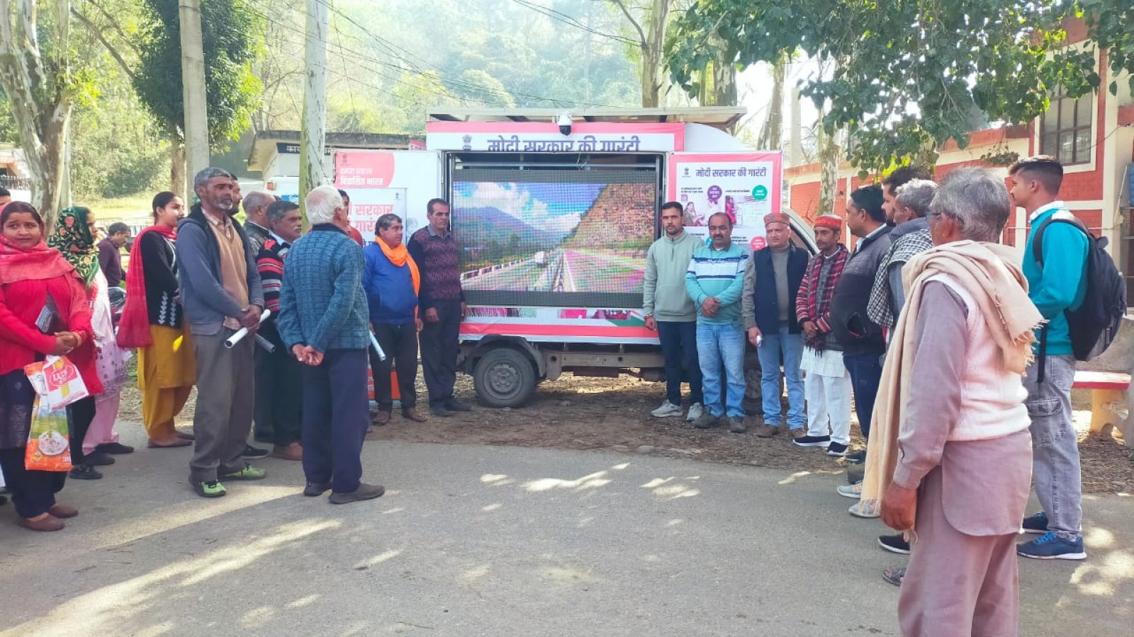 ग्राम पंचायत कयारा बाग और ग्राम पंचायत धबडियाणा पहुंची विकसित भारत संकल्प यात्रा