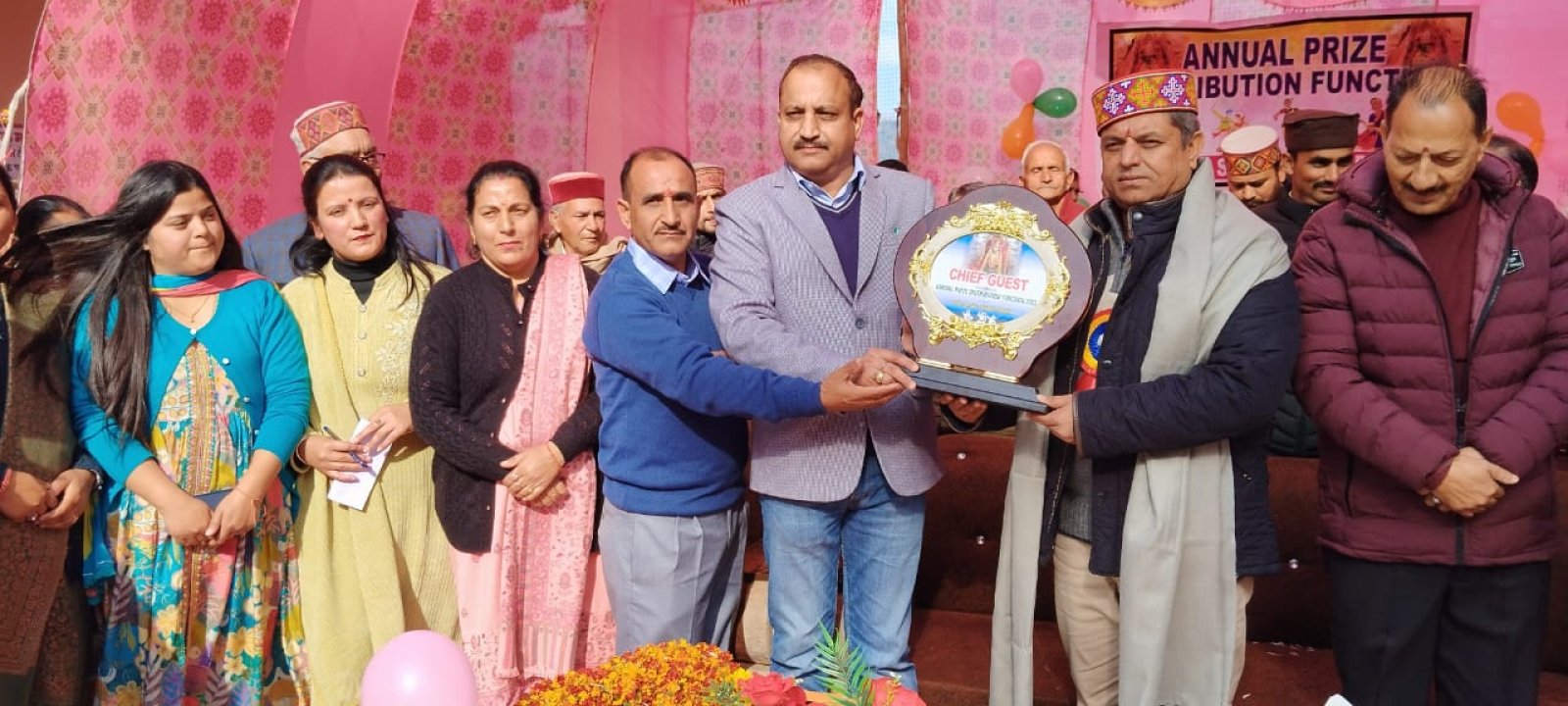 विद्यायक नीरज नैय्यर ने नवाजे सीसे स्कूल परिहार के मेधावी