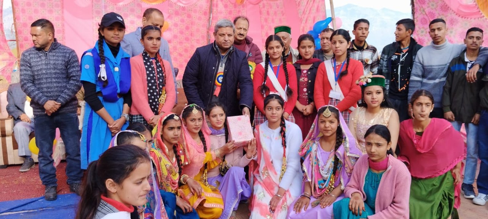 विद्यायक नीरज नैय्यर ने नवाजे सीसे स्कूल परिहार के मेधावी
