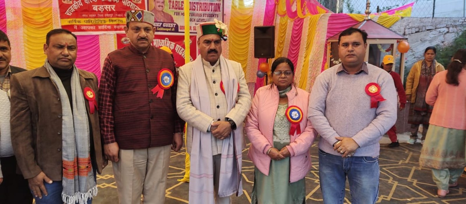 विधायक इंद्र दत्त लखनपाल ने बड़सर में मेधावी विद्यार्थियों को बांटे टैब