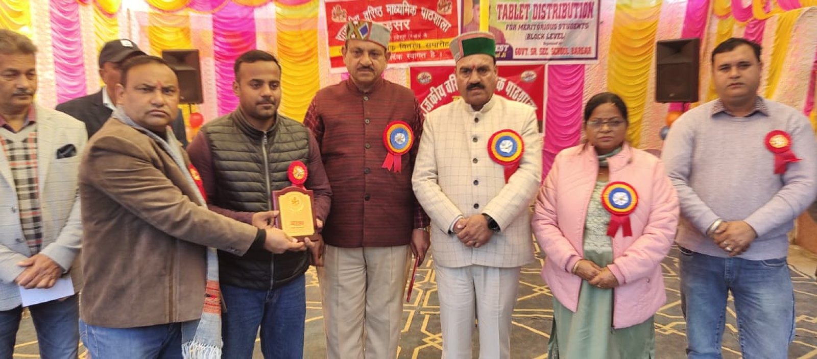 विधायक इंद्र दत्त लखनपाल ने बड़सर में मेधावी विद्यार्थियों को बांटे टैब