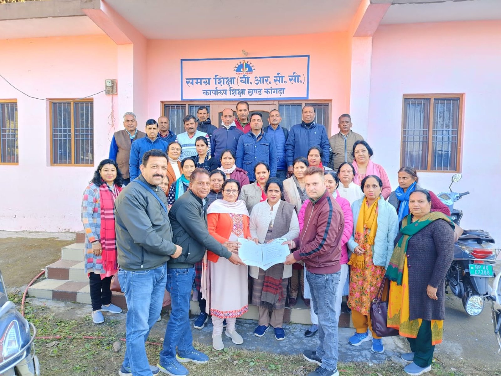 शिक्षक सचिव हिमाचल प्रदेश को राजकीय प्राथमिक शिक्षक संघ खंड कांगड़ा ने सौंपा ज्ञापन