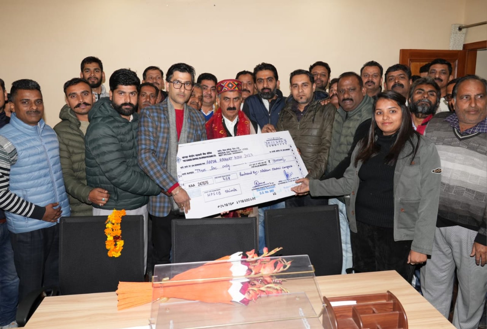 शहरी इकाई कांग्रेस के एक प्रतिनिधिमंडल ने सीएम राहत कोष में चैक किया भेंट