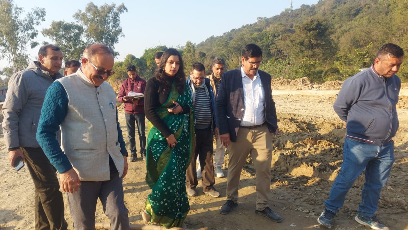 निर्माणाधीन केंद्रीय विद्यालय परिसर का दिल्ली से आए विभाग के उपायुक्त ने किया निरीक्षण