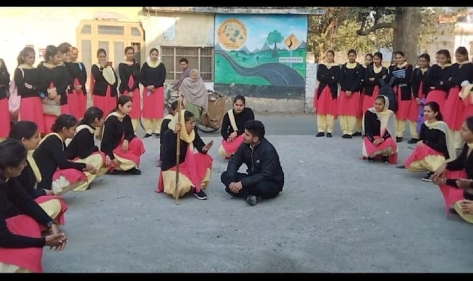 नादौन कॉलेज के छात्रों ने दहेज प्रथा के खिलाफ पेश की नुक्क्ड़ नाटी