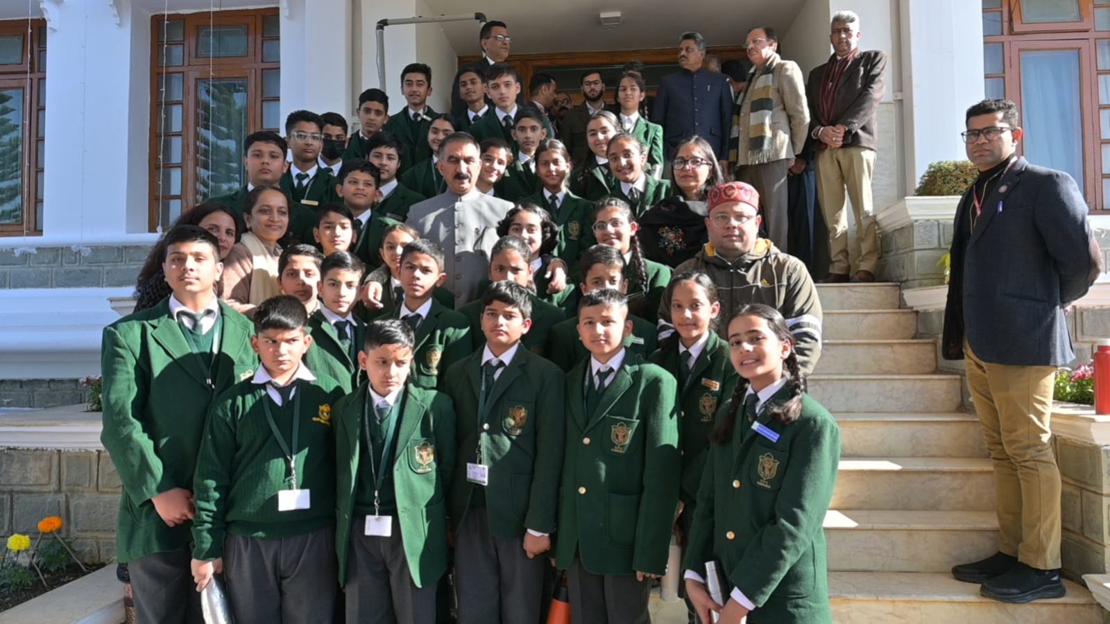 डीपीएस स्कूल तियारा के बच्चों ने किया विधानसभा परिसर का दौरा, मुख्यमंत्री सहित कई मंत्रियों से की भेंट