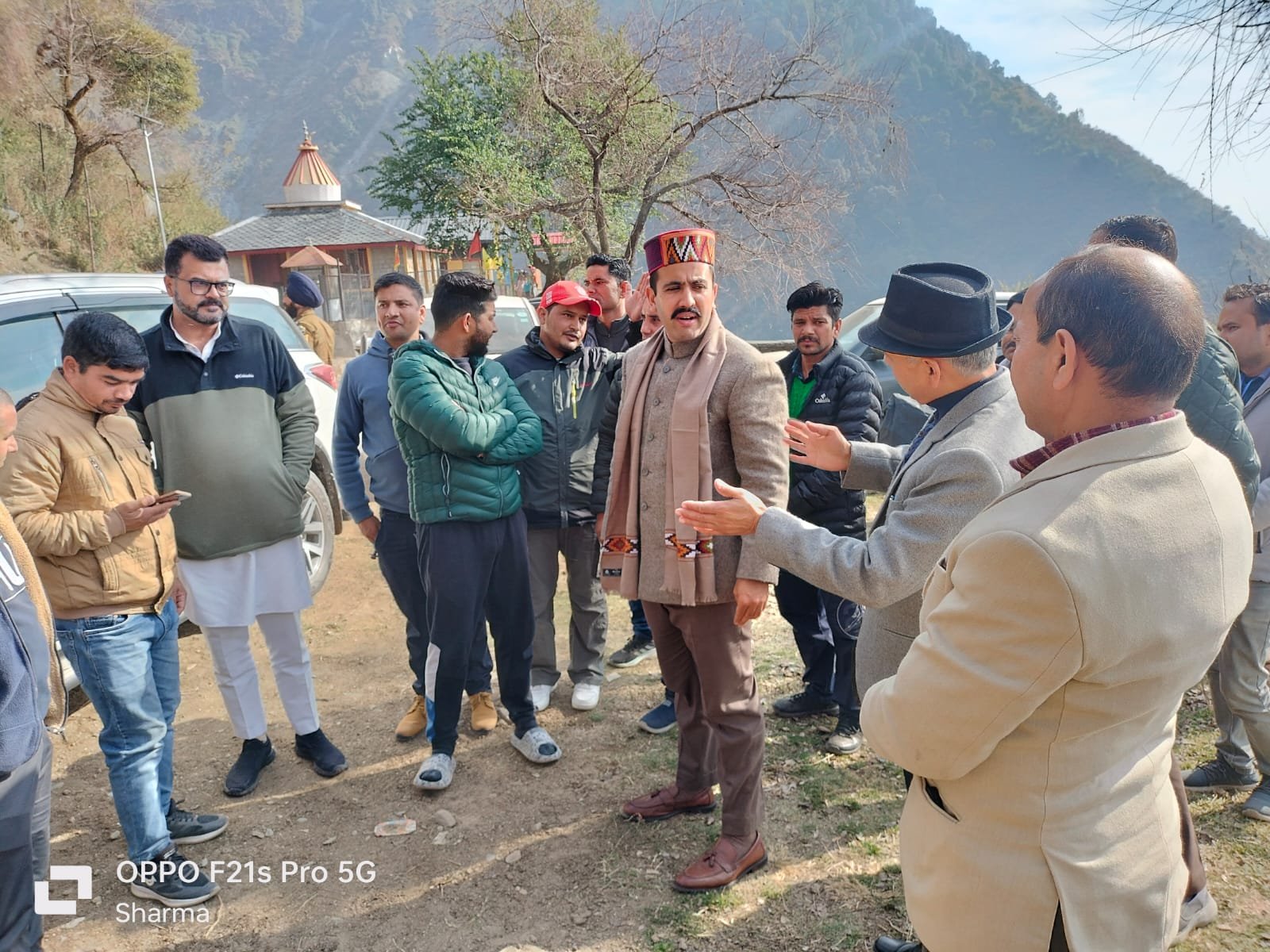 धर्मशाला के थाथरी गांव पहुंचे विक्रमादित्य सिंह, तीन सड़कों का किया निरीक्षण 
