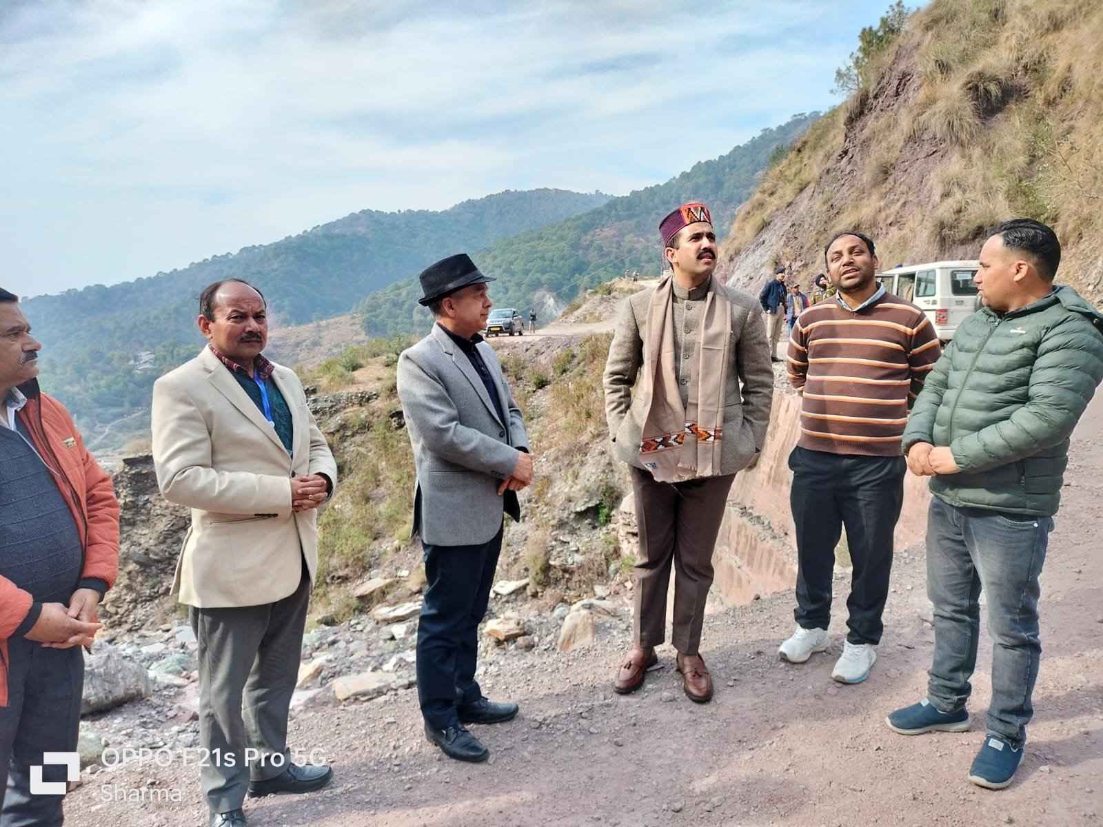 धर्मशाला के थाथरी गांव पहुंचे विक्रमादित्य सिंह, तीन सड़कों का किया निरीक्षण 