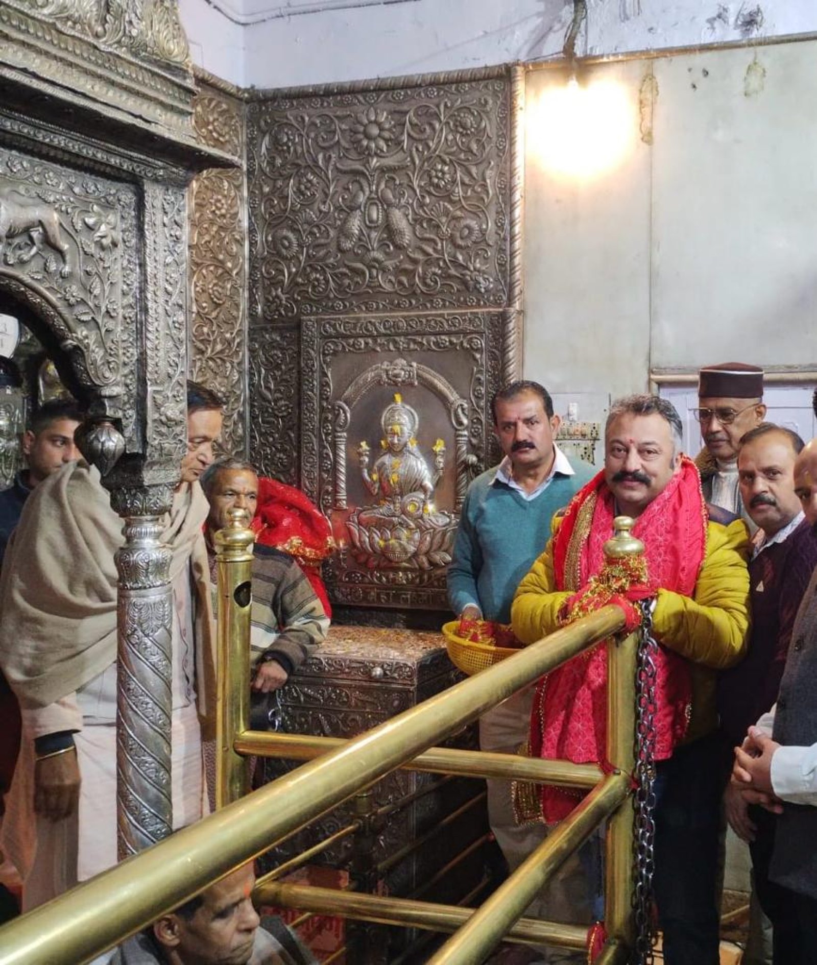शिक्षा मंत्री रोहित ठाकुर तथा लाहौल स्पीति के विधायक रवि ठाकुर ने ब्रजेश्वरी मंदिर में माथा टेका