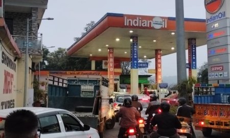 नादौन के भगवती फिलिंग स्टेशन पर लगी वाहनों की कतार