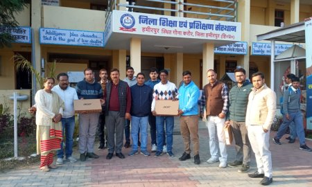 सीएससी संचालकों को आधार किटें की वितरित