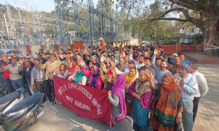 नादौन में विद्युत विभाग के कर्मचारियों व पेंशनर्स का धरना प्रदर्शन जारी 