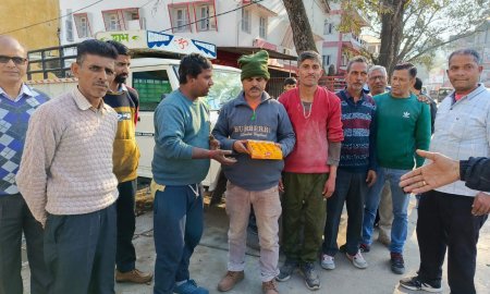 पूर्व मुख्यमंत्री के जन्मदिन पर कांगड़ा शहर में बांटी मिठाइयां