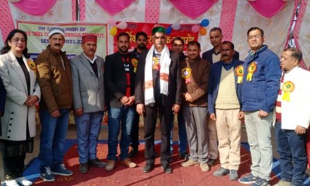 विधायक संजय रत्न ने बारी कलां स्कूल में 30 मेधावियों को टैब किए वितरित