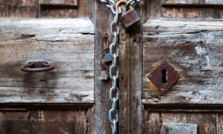 जमीनी विवाद के चलते  90 वर्षीय वृद्ध के घर को लगाया ताला 