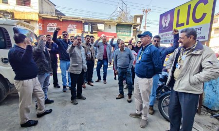 भारतीय जीवन बीमा निगम की कांगड़ा शाखा में संयुक्त मोर्चा के आह्वान पर की वॉकआउट हड़ताल