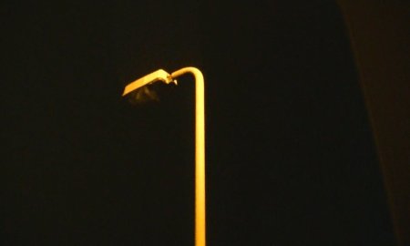 रात के समय स्ट्रीट लाइट ना जलने से लोगों को हो रही परेशानी 