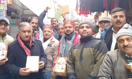 भगवान राम की प्रतिमा के 'प्राण प्रतिष्ठा ' समारोह के उत्साह में पूर्व विधायक विजय अग्निहोत्री ने शहर भर में की सामग्री वितरित