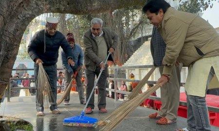 माता श्री बृजेश्वरी मन्दिर कांगडा मे चला सफाई अभियान , सांसद किशन कपूर ने की मन्दिर प्रांगण की सफाई