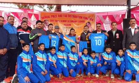 बाल स्कूल नादौन के वितरण समारोह में अस्पताल कल्याण समिति की उपाध्यक्ष कमलेश ठाकुर ने की शिरकत