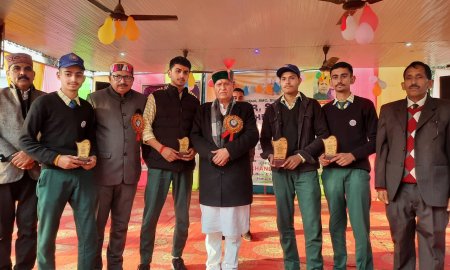 चंद्र कुमार ने सिद्धपुरघाड़ स्कूल में नवाजे होनहार