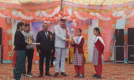  विधायक  मलेंद्र राजन  ने मलाहड़ी स्कूल के होनहार नवाजे