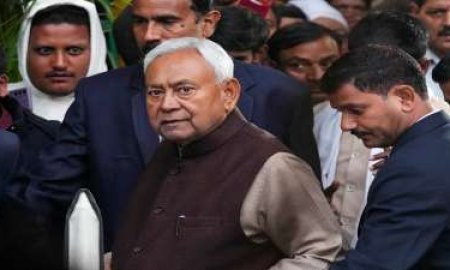 नीतीश कुमार के इस्तीफे से बिहार की  राजनीति में उठा बवाल 