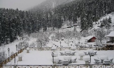 रोहतांग व सोलंग वेली में ताजा हिमपात के बाद उमड़ा पर्यटकों का सैलाब