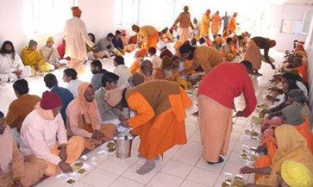 जय श्री कंपलेक्स में कुमार स्वामी के जन्मोत्सव के उपलक्ष्य पर भंडारे का आयोजन