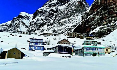 कोकसर में बर्फ़ देखने पहुंचे सैलानी