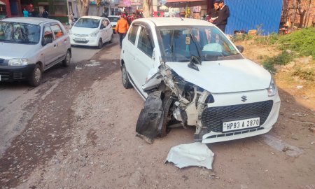 अनियंत्रित होकर ट्रक में जा घुसी कार