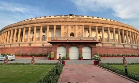 क्यू आर कोड के इस्तेमाल से होंगे संसद में दाखिल