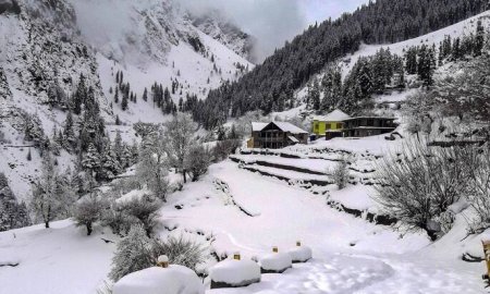 मनाली ने ओढ़ी बर्फ की चादर